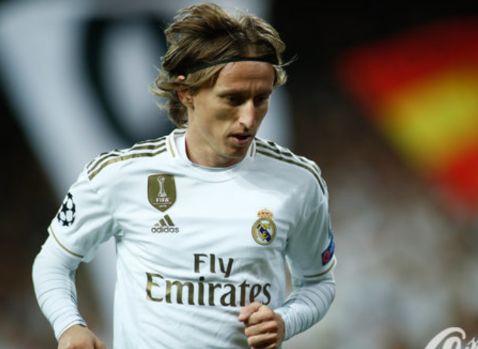 00：53两男子街头比赛拳击，谁输谁赢一目了然！