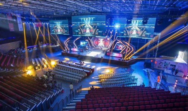 刀在手！罗伯森向瑞秋求婚成功 威少等多名前雷霆球员送上祝福